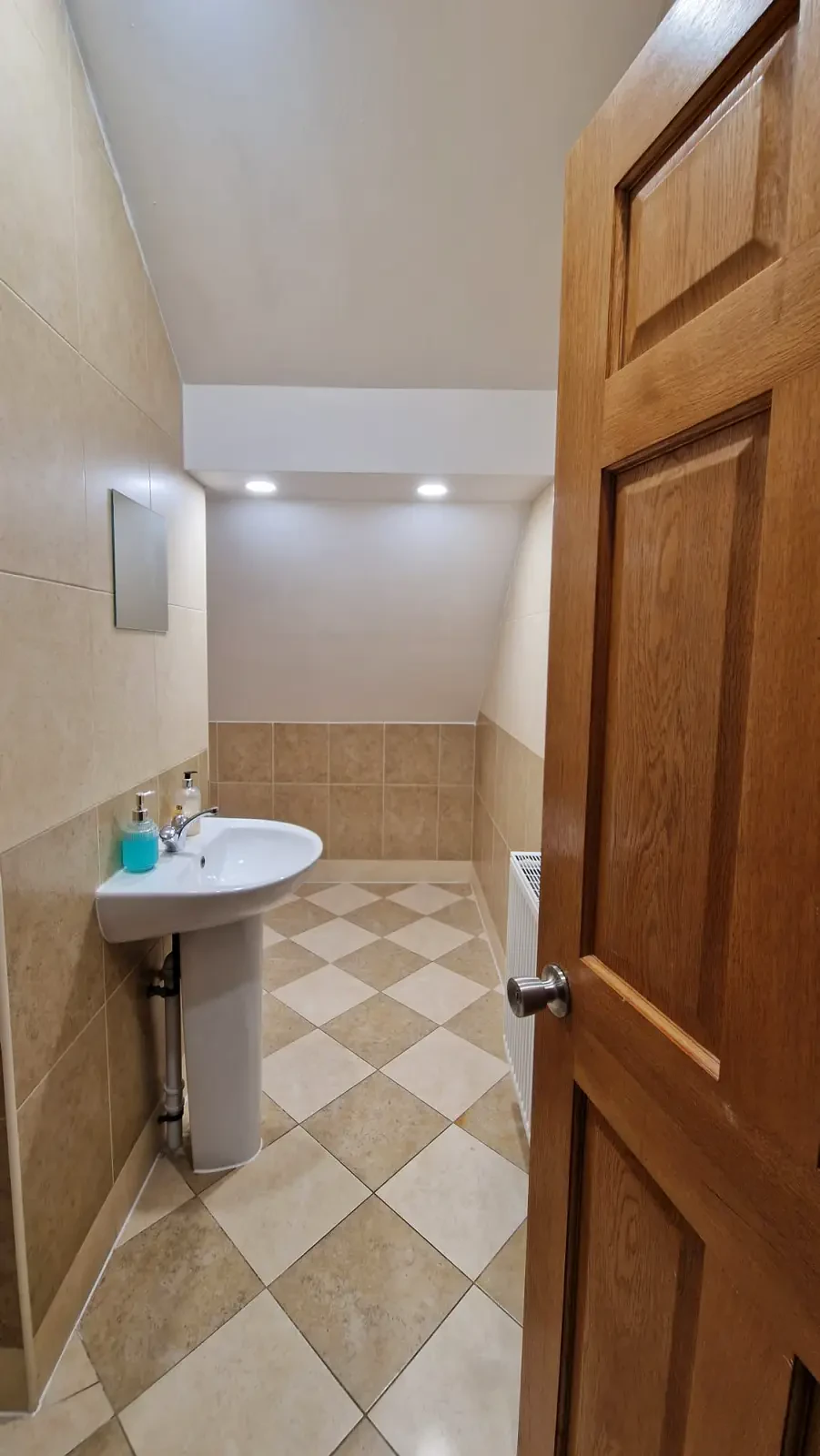 URB21 first-floor shared bathroom for rooms 01–03