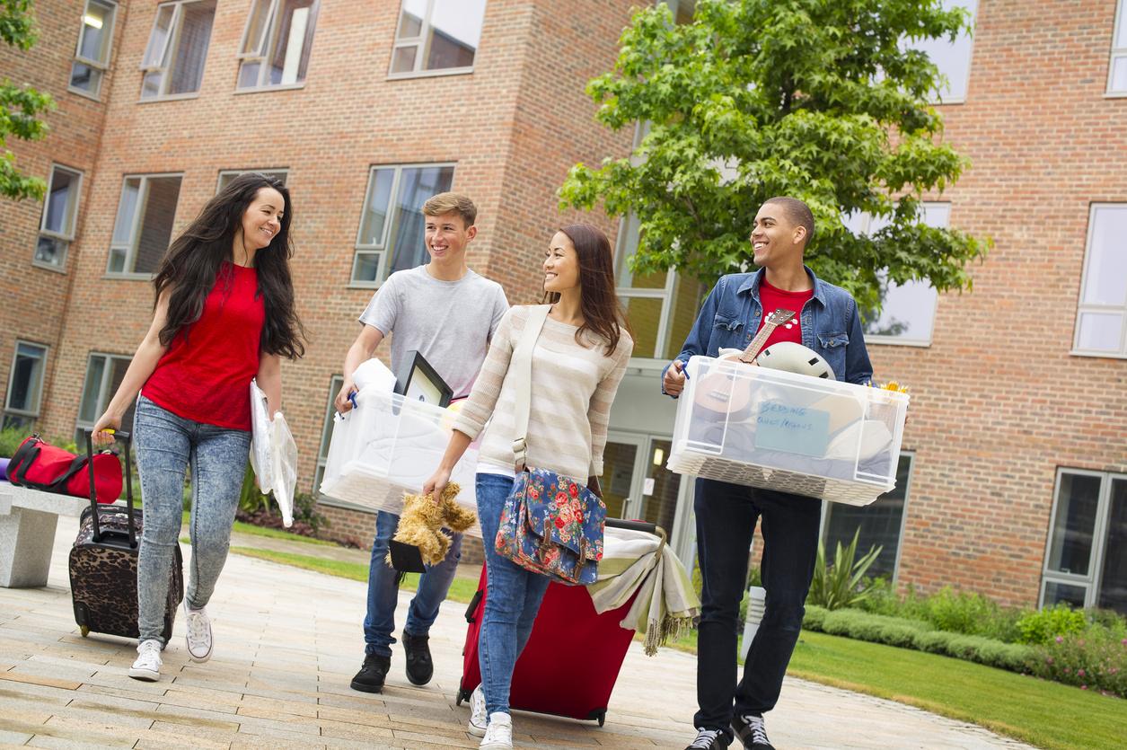 students moving in day